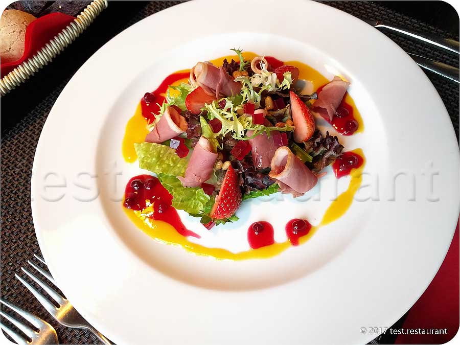 `Салат с копченой уткой и брусничным мармеладом` в `Бочка` - фото блюда