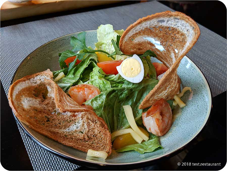 `ЗапечённыеЗелёный салат с креветками, персиками и чипсами из мраморного хлеба` в `Шинок` - фото блюда