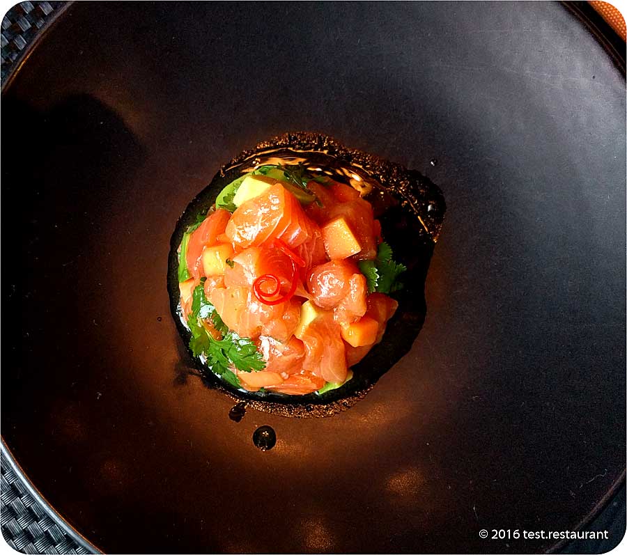 `Тайское севиче из лосося с папайей и авокадо` в `Black Thai` - фото блюда