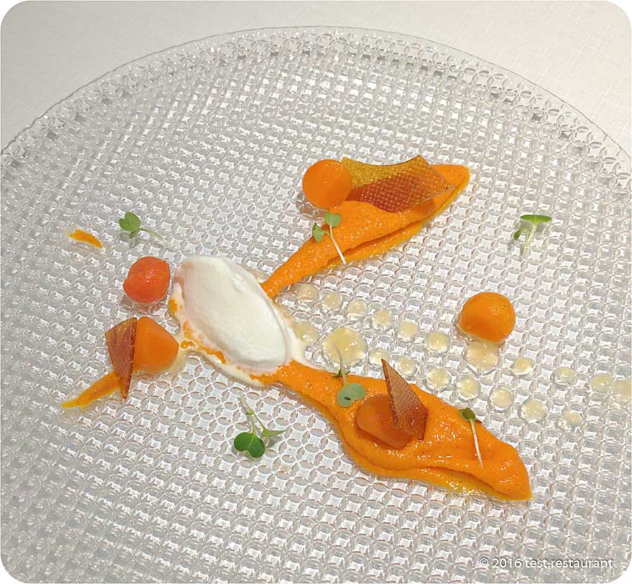 `Десерт из молодых овощей с хрустящей карамелью` в `Le Restaurant` - фото блюда