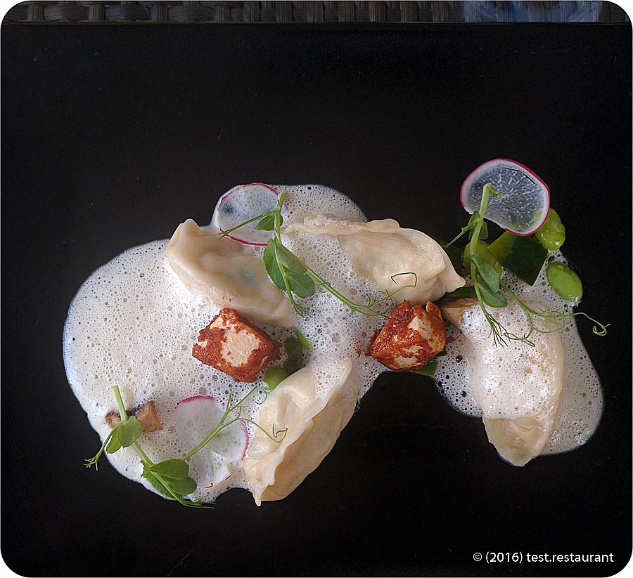 `Вареники с нежным сыром, сезонными овощами и сливочной пенкой` в `Кранцлер (Baltschug Kempinski)` - фото блюда