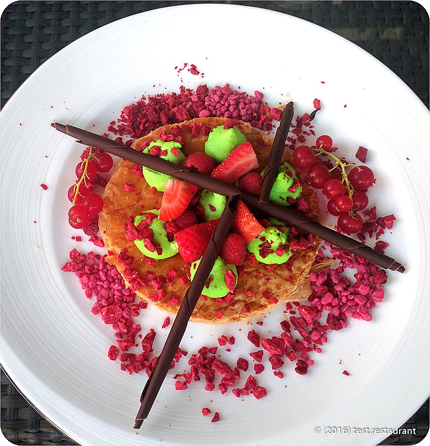 `Мятный саварен с красными ягодами` в `Кранцлер (Baltschug Kempinski)` - фото блюда