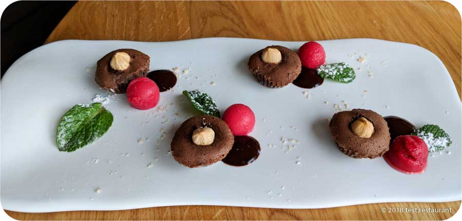 `Шоколадные мини-кексы, сорбет «Кизил», мята, жареные лесные орехи` в `Казбек` - фото блюда