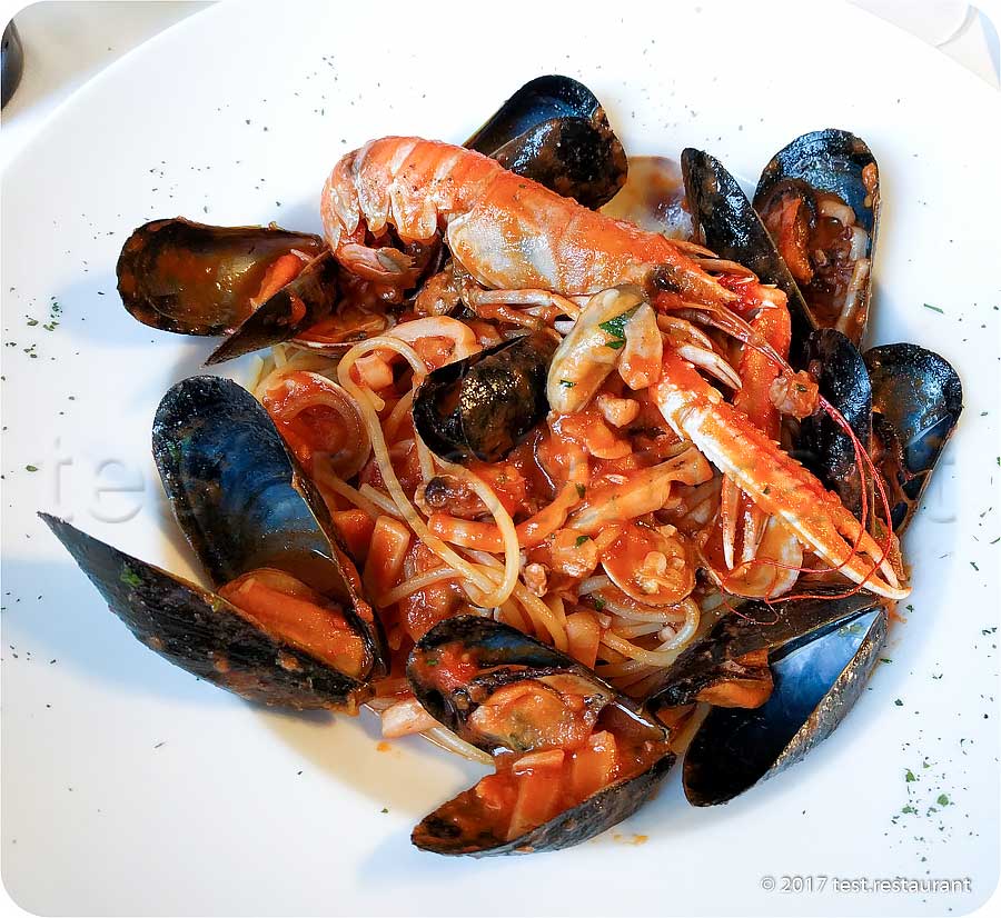 `Spaghetti allo scoglio (Спагетти с морепродуктами) € 15,00` в `Nastro Azzurro` - фото блюда