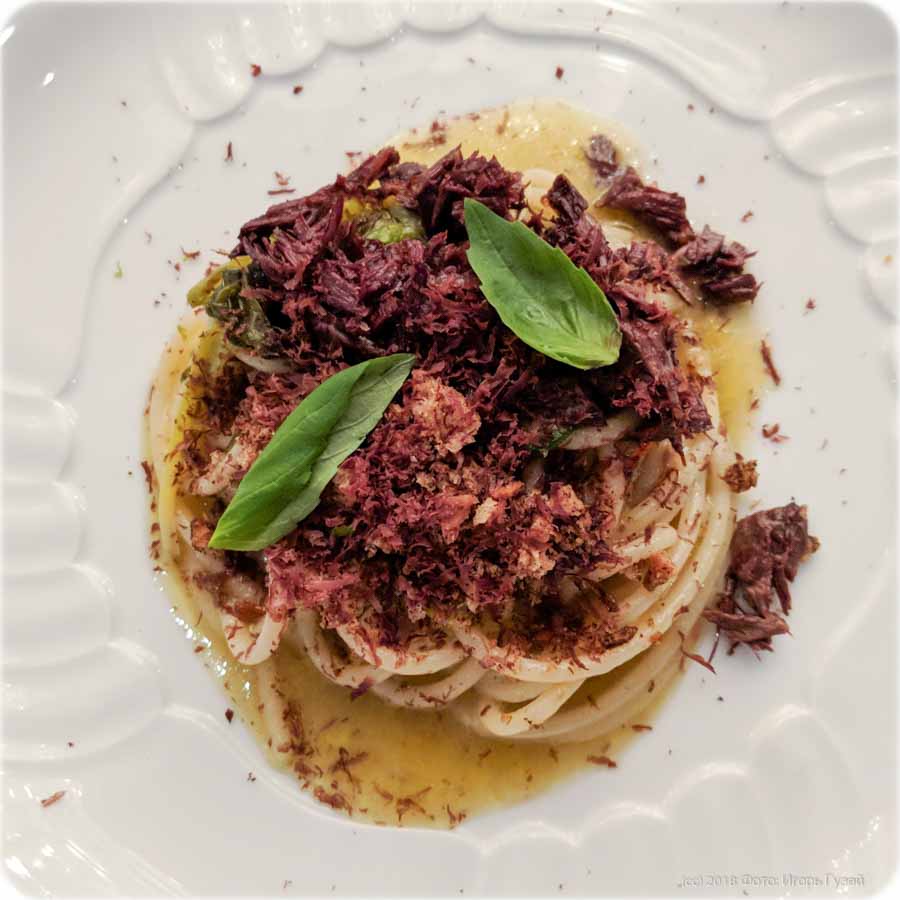 `Спагетти с лаймом, зеленым луком, кофе и тунцом Бузональя` в `OVO by Carlo Cracco` - фото блюда