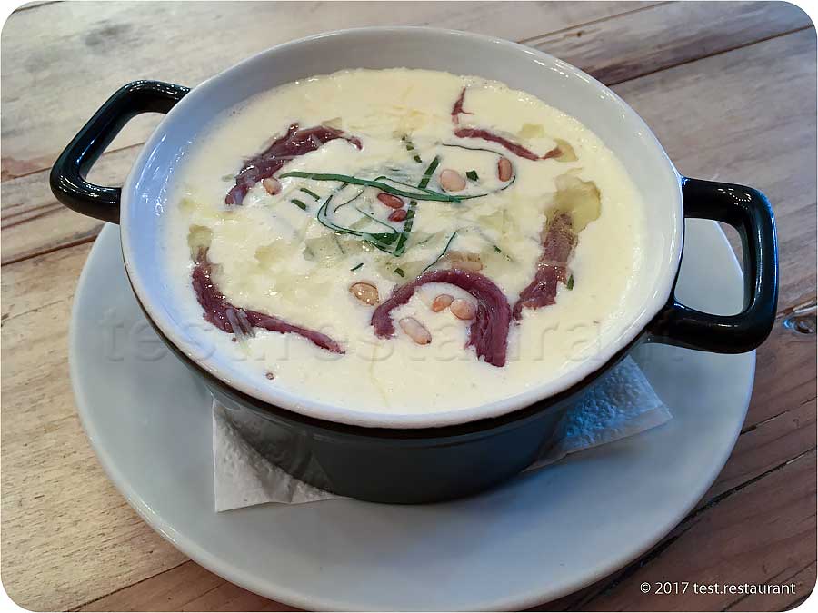 `Сырно-сливочный суп с копченым гусем` в `Пироги Вино и Гусь` - фото блюда