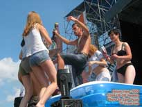 Группа Ногу Свело Нашествие 2004 Макс Покровский в бассейне с девчонками - фото
