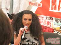 Певица Линда во время пресс-конференции Нашествие 2004 - фото