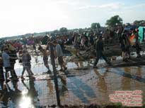 Люди, глина, грязь, вода, палатки, Нашествие 2004 - фото