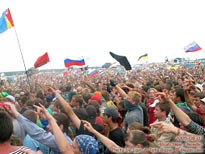 Флаги и зрители Нашествия 2005 - фото