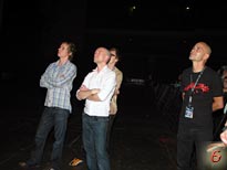 Группа The Servant смотрит выступление группы Franz Ferdinand на боковом экране - фото