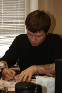 Владимир Лисицын, мастер татуировок и автор-исполнитель собственных песен - фото