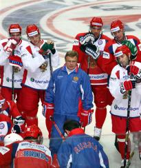 Перед игрой хоккеисты получают последние наставления Вячеслава Быкова и Игоря Захаркина. - фото
