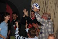 Алла Никитина вручает мяч с автографами звезд спорта тем, кто придумал лучшую кричалку прямо в спорт-баре. - фото