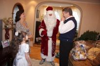 Встреча с Дедом Морозом принесла в семью Федоровых много веселья и радости - фото