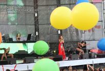 Анна Седокова и огромные шары - фото