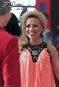 Алиса Селезнёва (Русские Перцы) в розовом платье - фото
