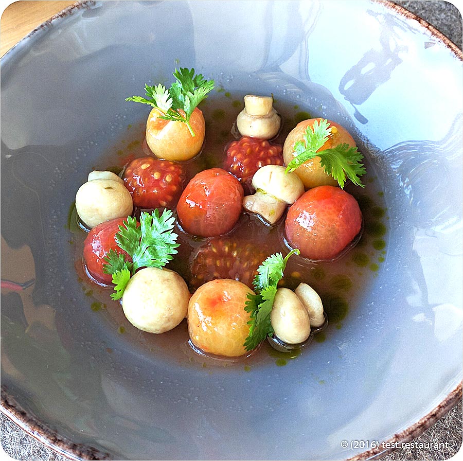 `Холодные томаты кимчи с соком кинзы` в ресторан `Mushrooms`