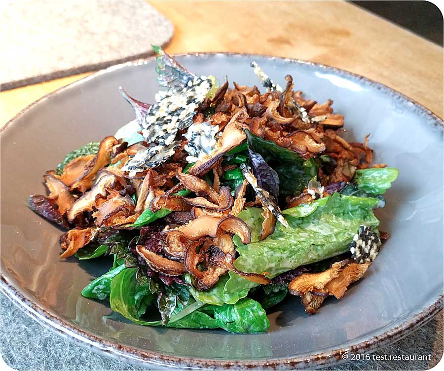 `Хрустящие шиитаке с листьями салата, кунжутом и трюфельной заправкой` в ресторан `Mushrooms`