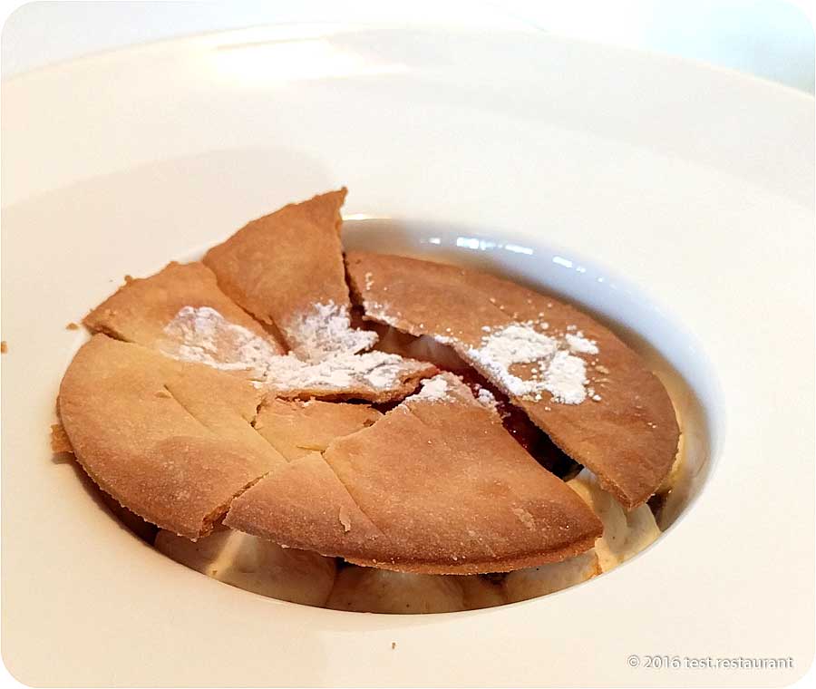 `Десерт OliOli жаренные нектарины под песочной крышкой` в ресторан `OliOli`