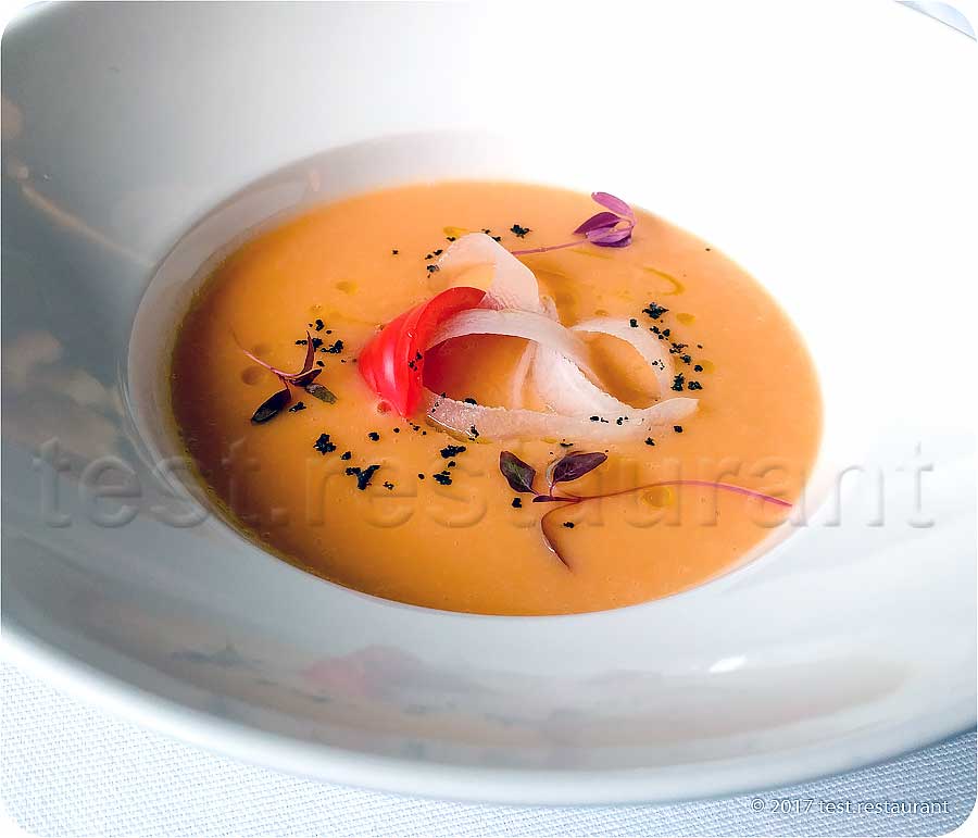 `Крем-суп из картофеля с пореем и ледяным дайконом` в `OliOli` - фото блюда