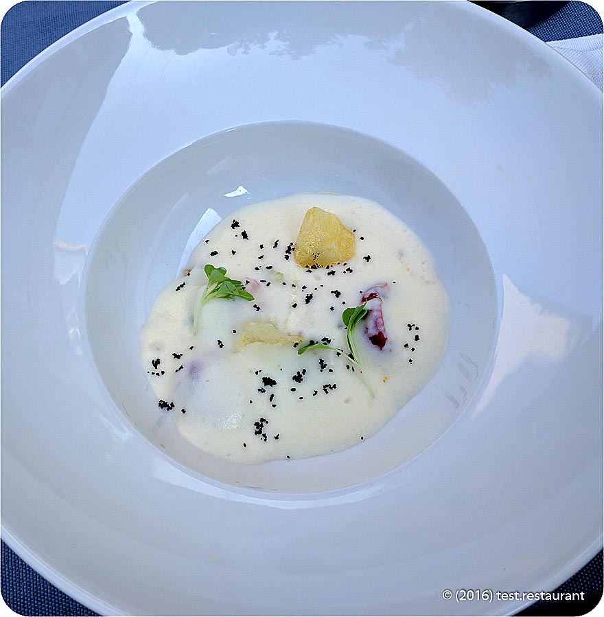 `Осьминог с картофельным муссом и вялеными томатами` в ресторан `OliOli`