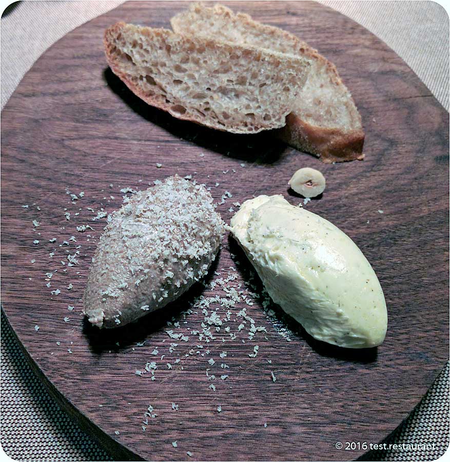 `Хлеб из гречихи и ячменя с грибным паштетом` в `Pipe` - фото блюда
