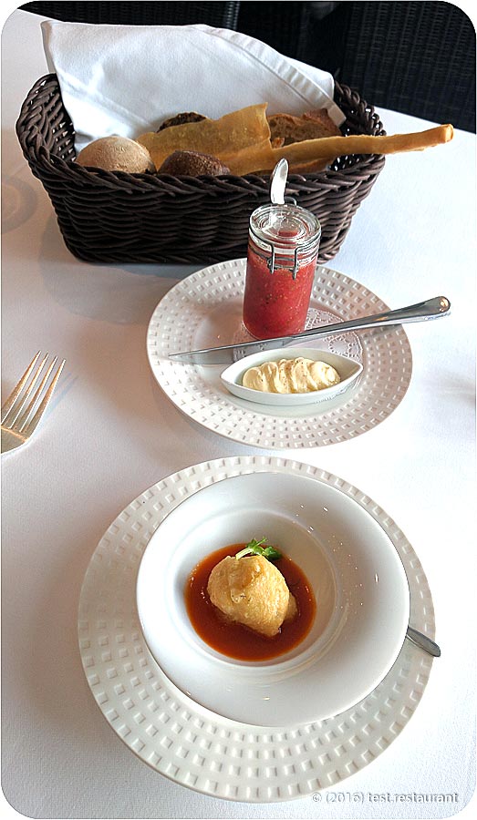 `Хлеб с маслом и перетёртыми помидорами, комплимент - пончик` в `Semifreddo` - фото блюда