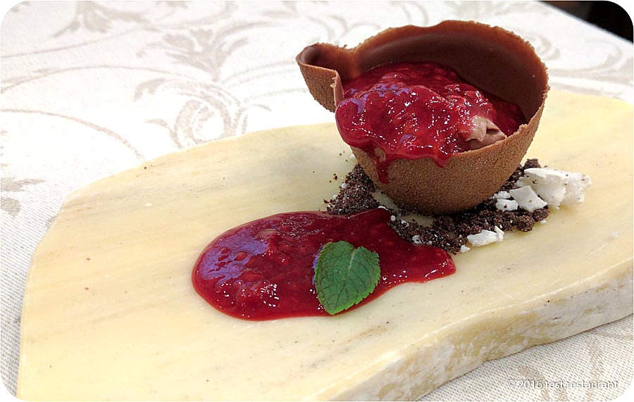 `Шоколадная чаша на ореховом крембле с кофейным муссом и вишневым соусом` в `Арагви` - фото блюда