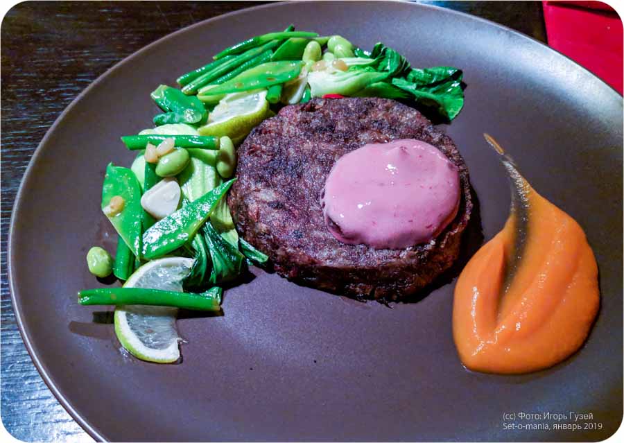 `Бифштекс из мраморных хвостов с морковно-имбирным муссом и овощами` в `Бочка` - фото блюда
