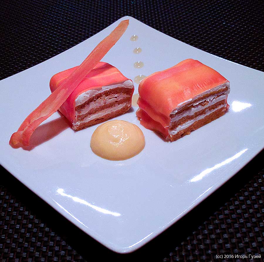 `Морковный десерт со сливочным кремом из белого шоколада` в `Бочка` - фото блюда