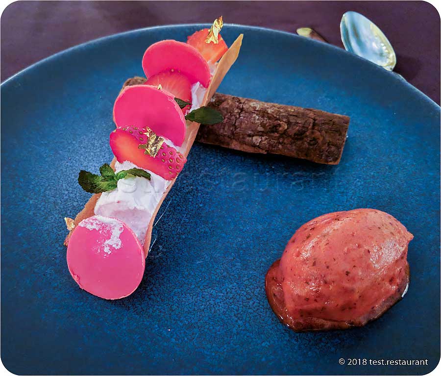 `Ягодный десерт с розовым шоколадом` в `Турандот` - фото блюда