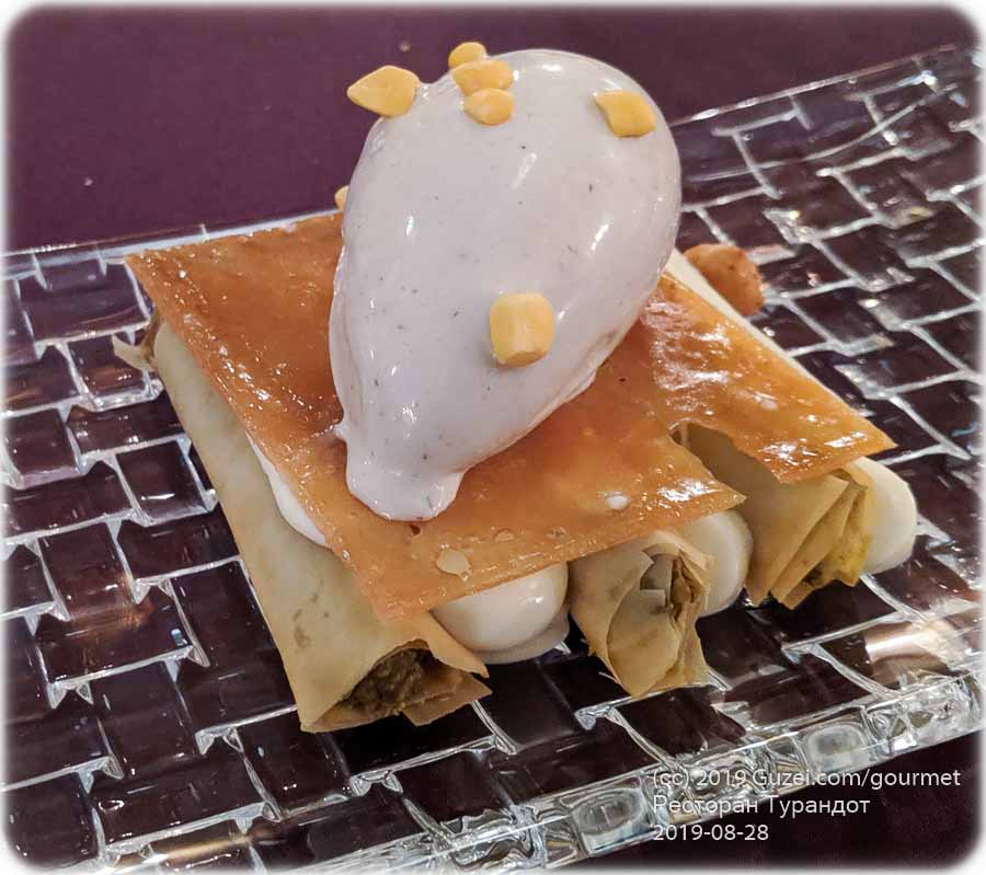 `Медово-ореховый десерт с мороженым из халвы` в ресторан `Турандот`