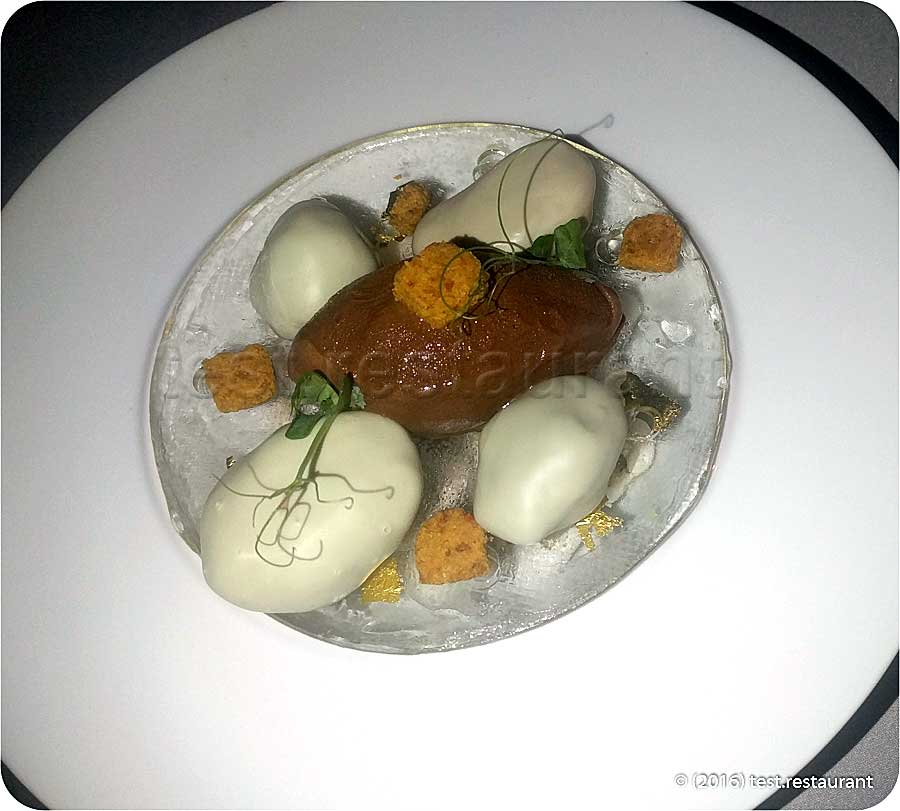 `шоколадно-малиновый мусс с голубикой` в `Турандот` - фото блюда