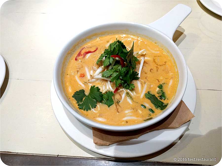 `Кокосовая лакса с рисовой лапшой и тайским базиликом` в ресторан `Saxon + Parole`