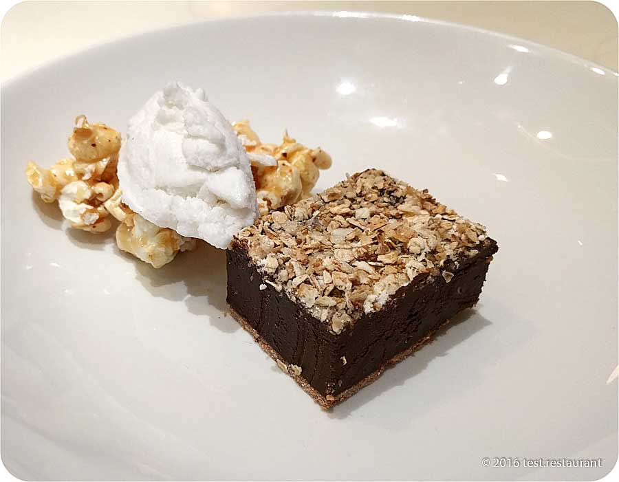 `Шоколадно-овсяный тарт, с кокосовым сорбетом и карамельным поп-корном` в ресторан `Saxon + Parole`