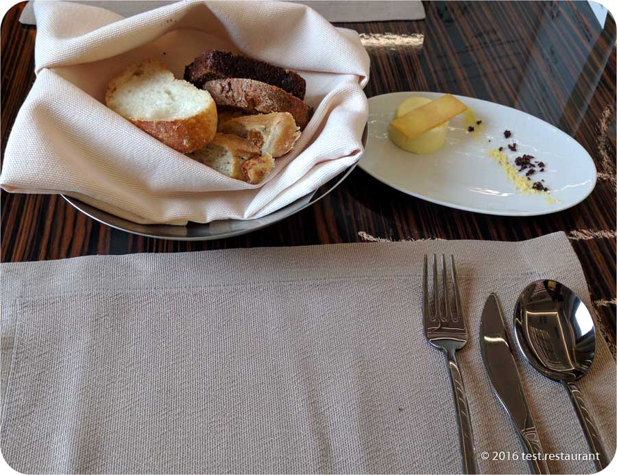 `Комплимент #1: Разнообразный хлеб своей выпечки с маслом` в `Север-Юг` - фото блюда