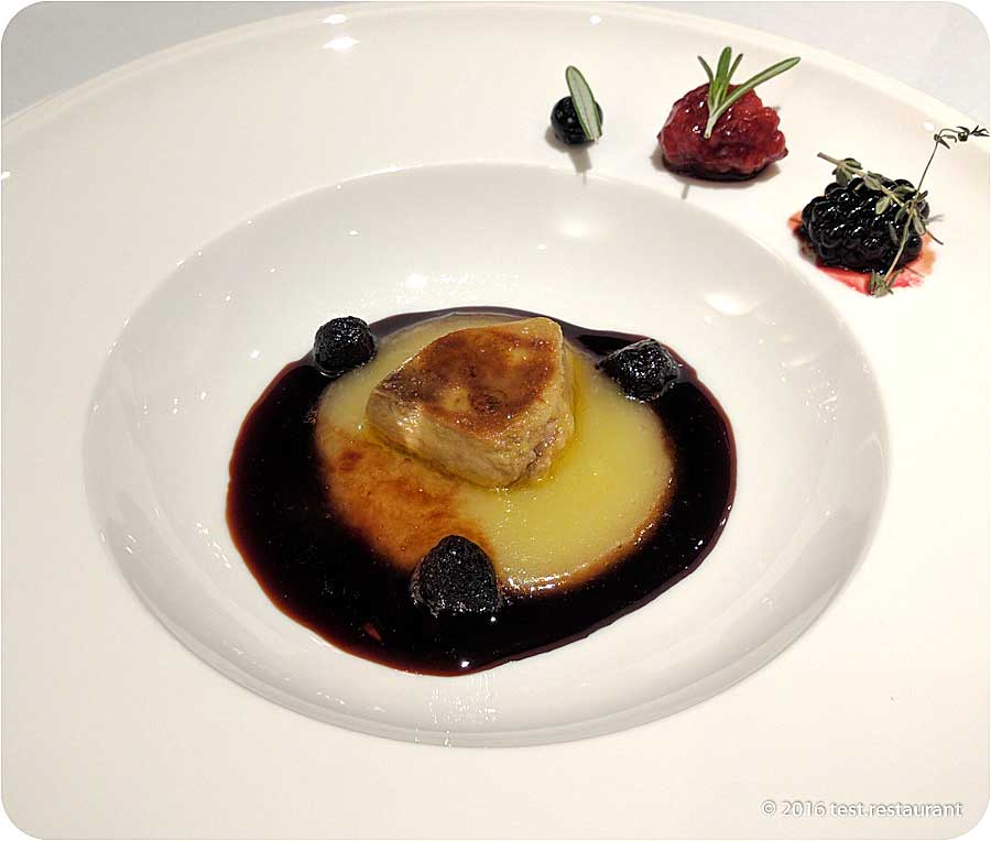 `Фуа-гра c ягодами в портвейне` в `Le Restaurant` - фото блюда