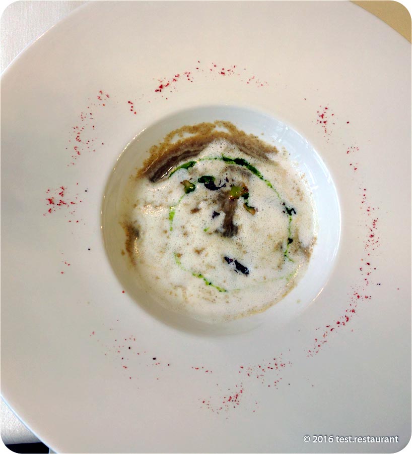 `Велюте суп из белых вологодских грибов с конфи из мяса бобра` в ресторан `G.Graf`