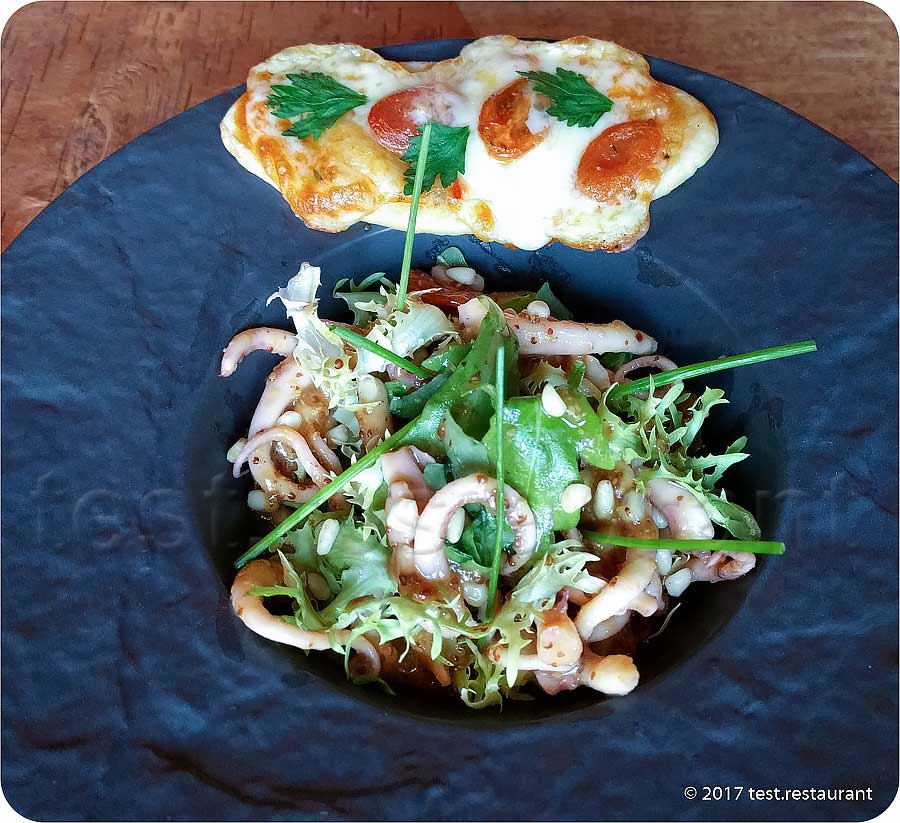 `Зеленый салат с щупальцами кальмара под горчичной заправкой` в `Волна` - фото блюда