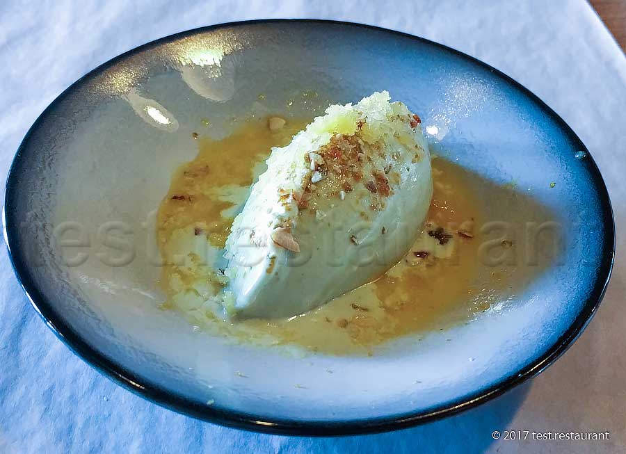 `Мороженое из тыквенных семечек с граните из апельсина и кунжутного масла` в `Tartaria` - фото блюда