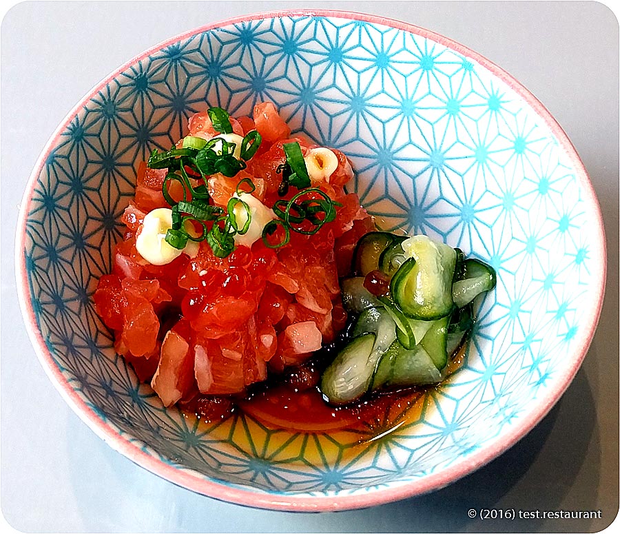 `Тартар из лосося, маринованный огурец, крем-фреш, юдзу` в `CutFish` - фото блюда