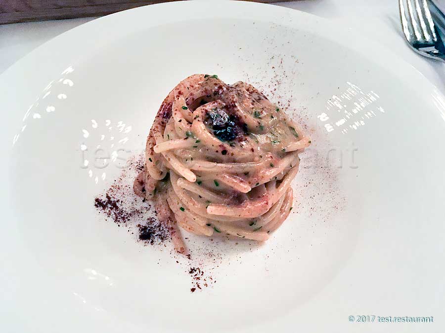`Спагетти с икрой морского ежа, припудренные кофейной крошкой` в `Butler` - фото блюда
