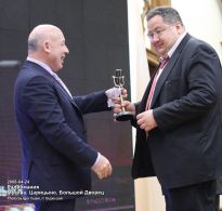 Александр Полесицкий вручает приз Александру Варину за победу в номинации 