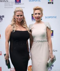 Анна Семенович и фигуристка Анастасия Гребёнкина - фото