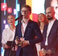 Иксанов Максим получает награду медиа-менеджера России 2022
